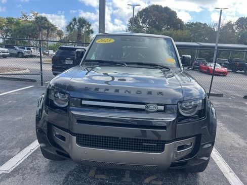 Used 2023 Land Rover Defender 130 X-Dynamic SE image 3