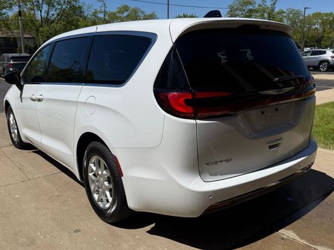 Used 2025 Chrysler Pacifica Select FWD image 5