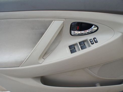 Used 2010 Toyota Camry LE FWD image 19