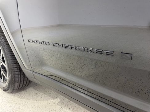 Used 2025 Jeep Grand Cherokee Altitude AWD/4WD image 29
