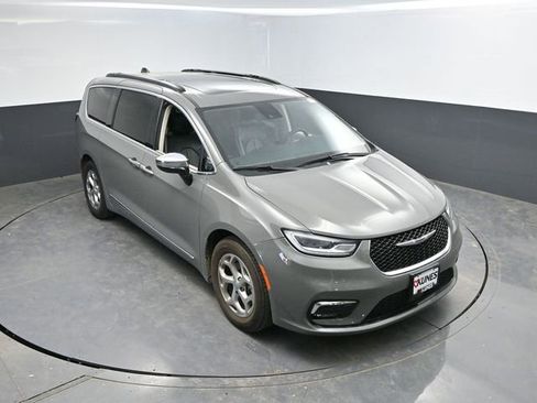 Used 2023 Chrysler Pacifica Limited image 26