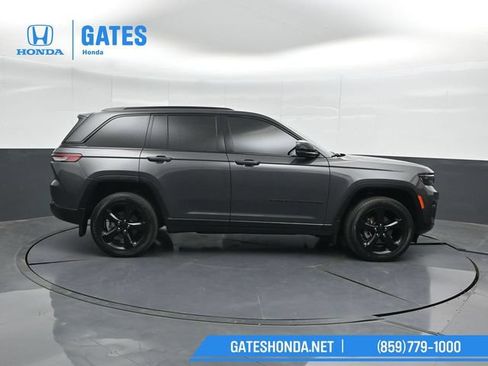 Used 2024 Jeep Grand Cherokee Altitude AWD/4WD image 3