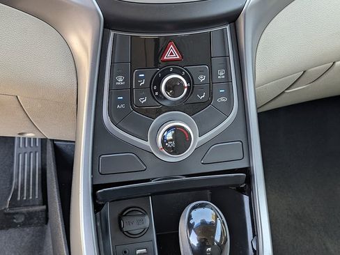 Used 2015 Hyundai Elantra SE w/ Option Group 02 FWD image 31