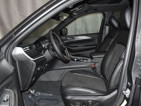 New 2025 Jeep Grand Cherokee Altitude image 10