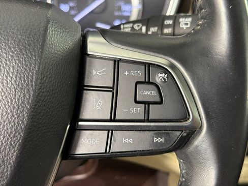 Used 2021 Toyota Highlander XLE FWD image 27
