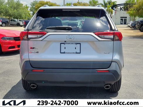 Used 2021 Toyota RAV4 XLE w/ Convenience Package FWD image 5