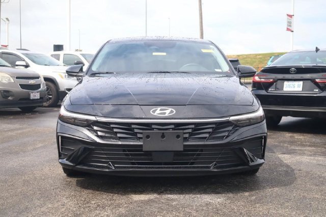 Used 2025 Hyundai Elantra SEL FWD image 3