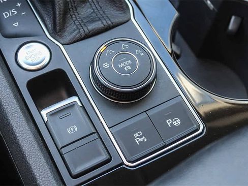 Used 2018 Volkswagen Atlas SEL Premium image 34