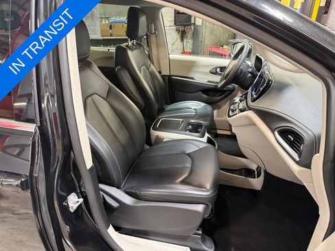 Used 2023 Chrysler Pacifica Touring-L AWD/4WD image 21
