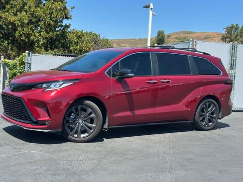 Used 2024 Toyota Sienna XSE w/ XSE Premium Package FWD image 1