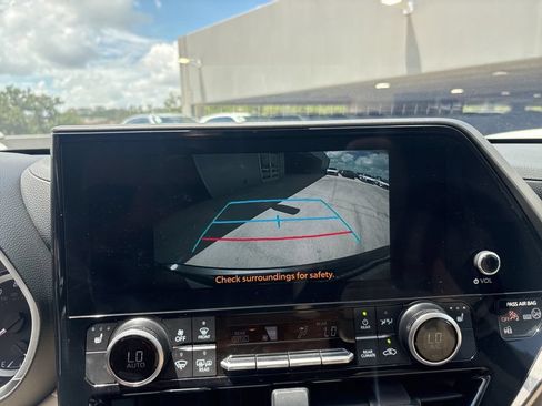 Used 2025 Toyota Highlander XLE FWD image 25