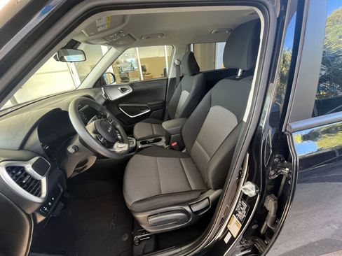 Used 2025 Kia Soul LX w/ LX Technology Package image 24
