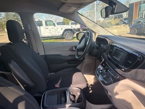 Used 2017 Chrysler Pacifica Touring Plus image 15