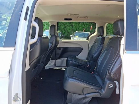Used 2023 Chrysler Pacifica Touring-L FWD image 11