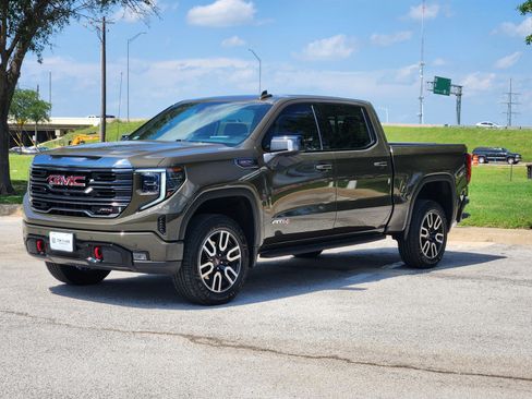 Used 2024 GMC Sierra 1500 AT4 w/ Technology Package AWD/4WD image 2