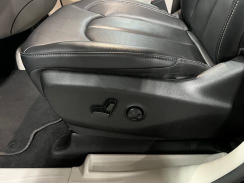 Used 2024 Chrysler Pacifica Select image 18