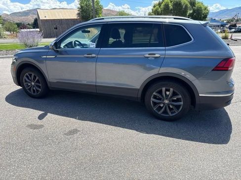 Used 2023 Volkswagen Tiguan SE w/ Panoramic Sunroof Package FWD image 4