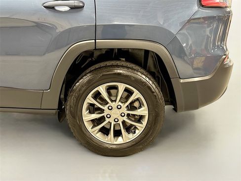 Used 2020 Jeep Cherokee Latitude Plus image 11