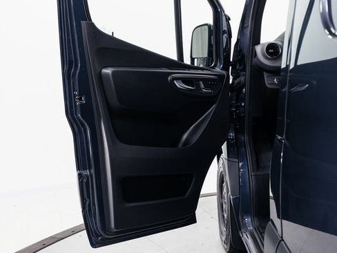 Used 2025 Mercedes-Benz Sprinter 2500 image 5