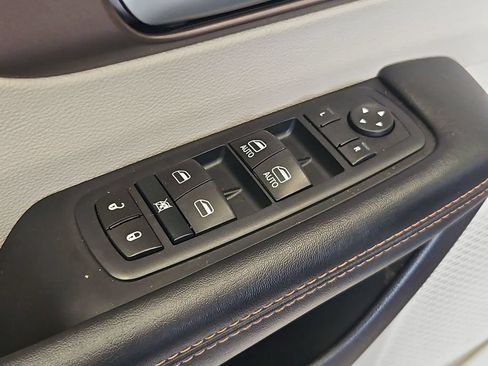 Used 2017 Chrysler Pacifica Touring-L FWD image 11