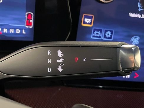 Used 2025 Chevrolet Traverse Z71 image 32