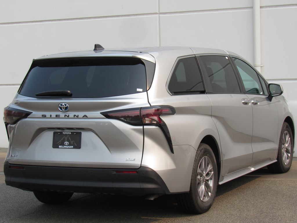 Certified 2025 Toyota Sienna XLE FWD image 6
