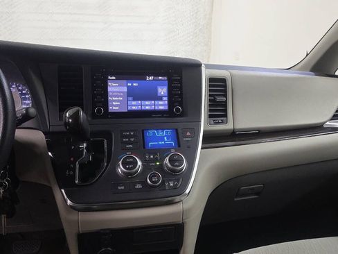Used 2018 Toyota Sienna LE w/ Carpet Mat Package FWD image 15