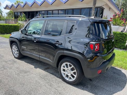 Used 2021 Jeep Renegade Latitude FWD image 7
