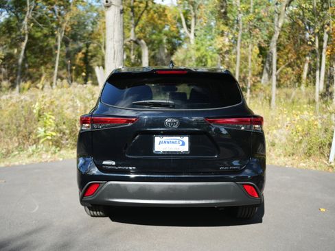 Used 2022 Toyota Highlander XLE image 6