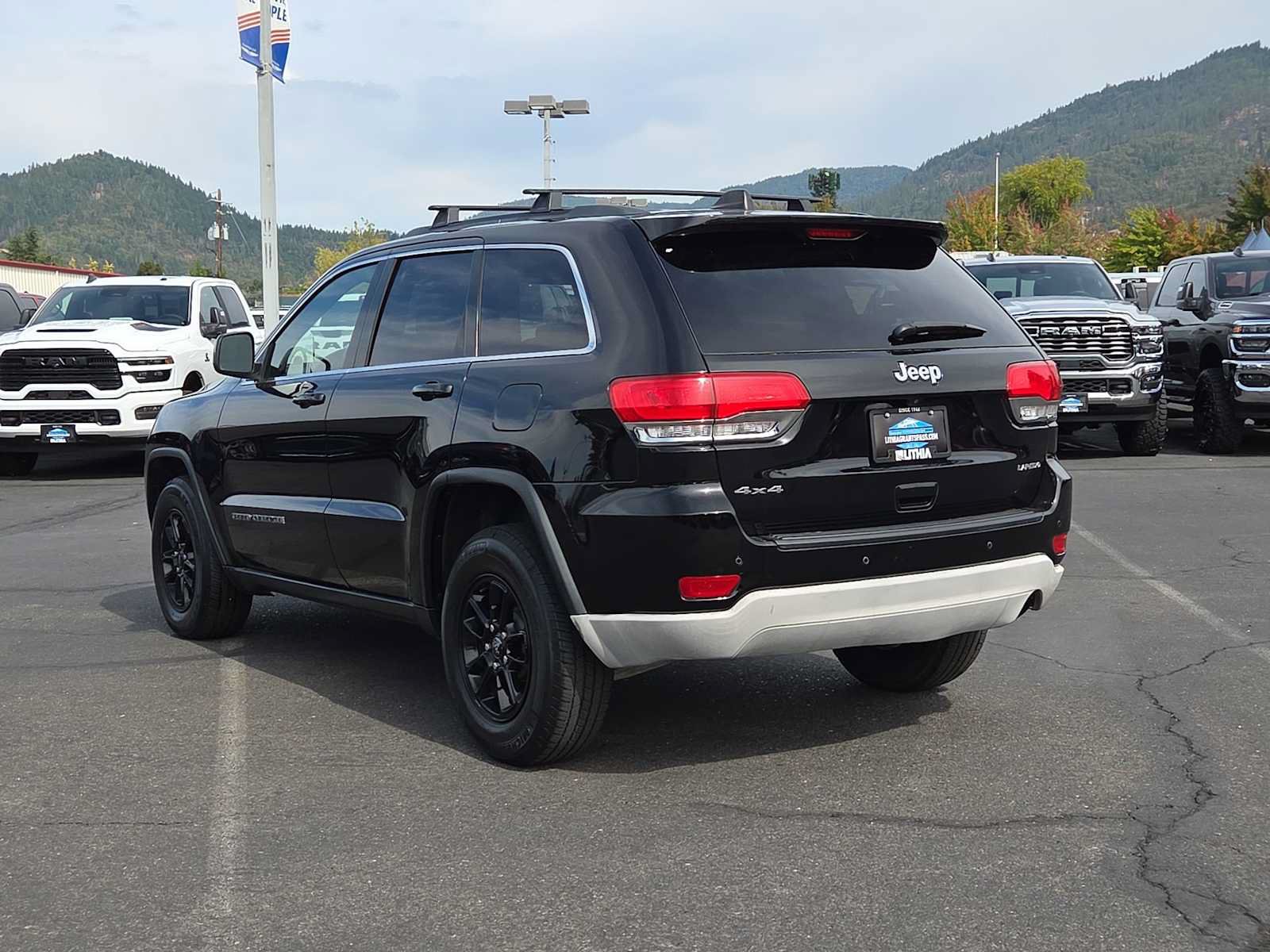 Used 2018 Jeep Grand Cherokee Laredo AWD/4WD image 12