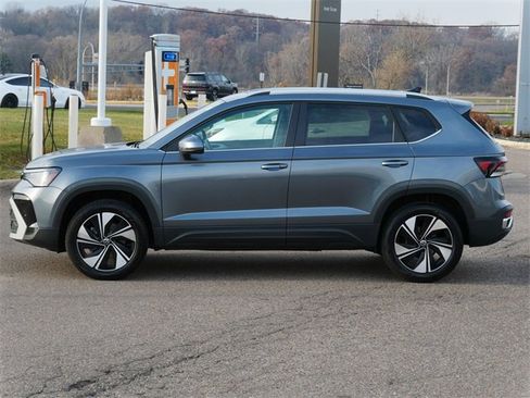 Certified 2025 Volkswagen Taos SE image 4
