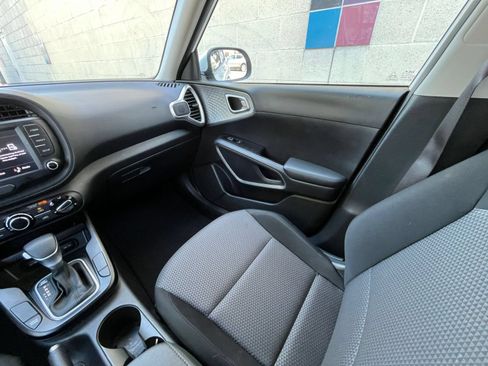 Used 2025 Kia Soul LX w/ LX Technology Package FWD image 33