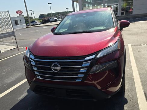 Used 2025 Nissan Rogue SV FWD image 2