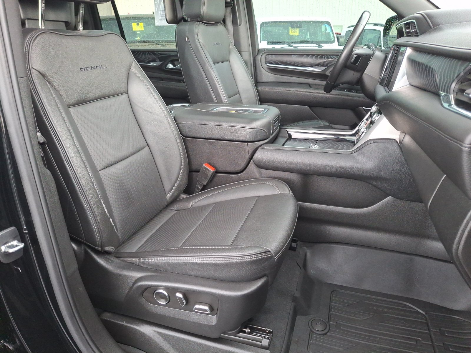 Used 2023 GMC Yukon XL Denali w/ Advanced Technology Package AWD/4WD image 30
