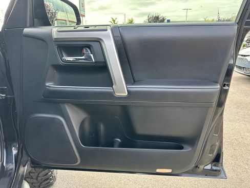 Used 2019 Toyota 4Runner SR5 AWD/4WD image 18