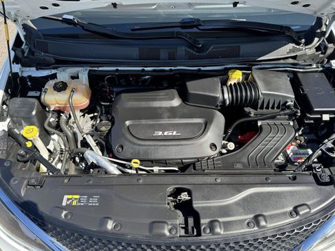 Used 2017 Chrysler Pacifica Touring-L FWD image 11