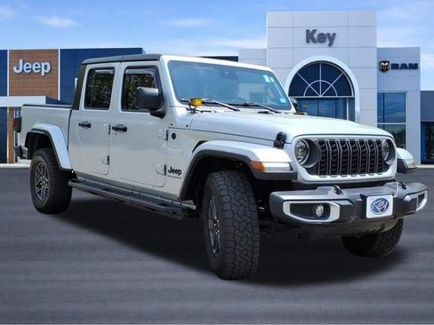 Used 2024 Jeep Gladiator Sport AWD/4WD image 7