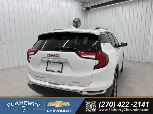 Used 2024 GMC Terrain SLT AWD/4WD image 3