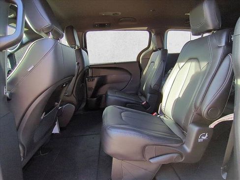 New 2026 Chrysler Pacifica Select AWD/4WD image 15