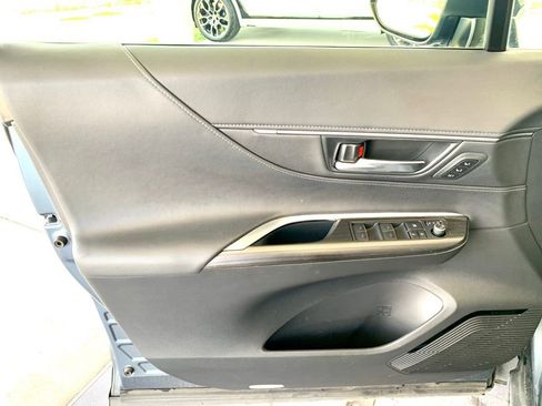 Used 2022 Toyota Venza XLE image 10