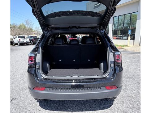 New 2026 Jeep Compass Latitude image 9