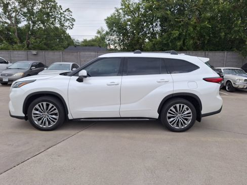 Used 2021 Toyota Highlander Platinum FWD image 3
