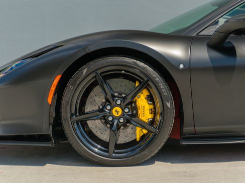 Used 2021 Ferrari F8 Tributo image 17