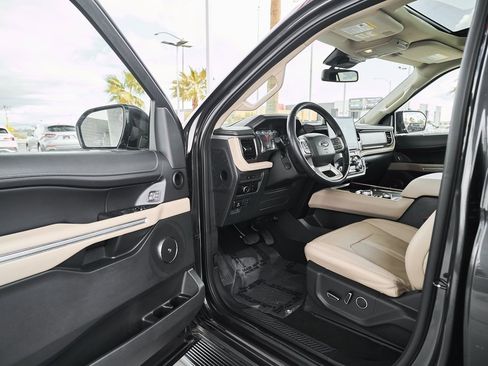 Used 2024 Ford Expedition Limited image 16