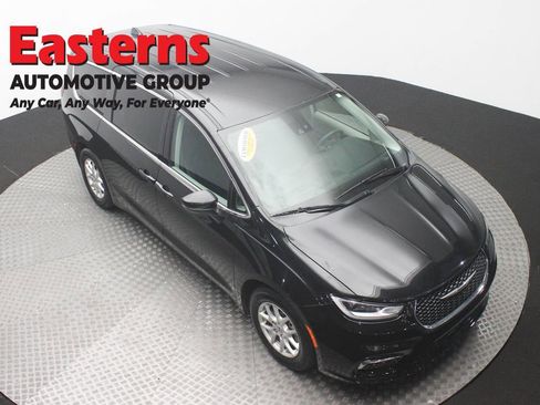 Used 2023 Chrysler Pacifica Touring-L FWD image 3