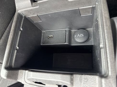 Used 2018 Ford Focus SE w/ SE Appearance Package FWD image 18