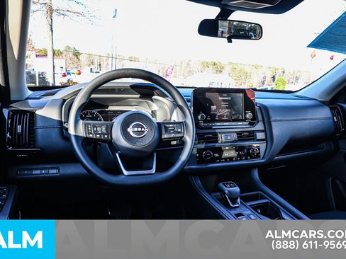 Used 2025 Nissan Pathfinder S image 25