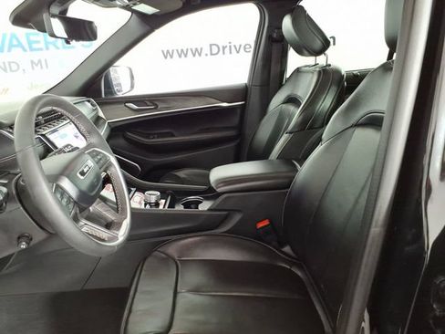 Used 2024 Jeep Grand Cherokee Limited w/ Luxury Tech Group II AWD/4WD image 13
