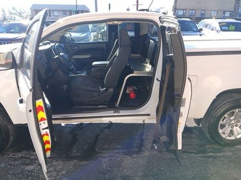 Used 2022 Chevrolet Colorado LT w/ Fleet Safety Package image 18