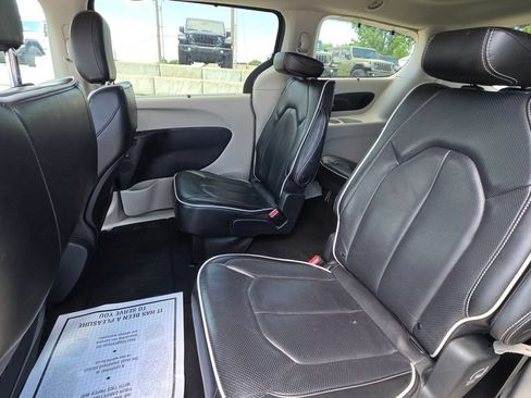 Used 2023 Chrysler Pacifica Limited FWD image 13